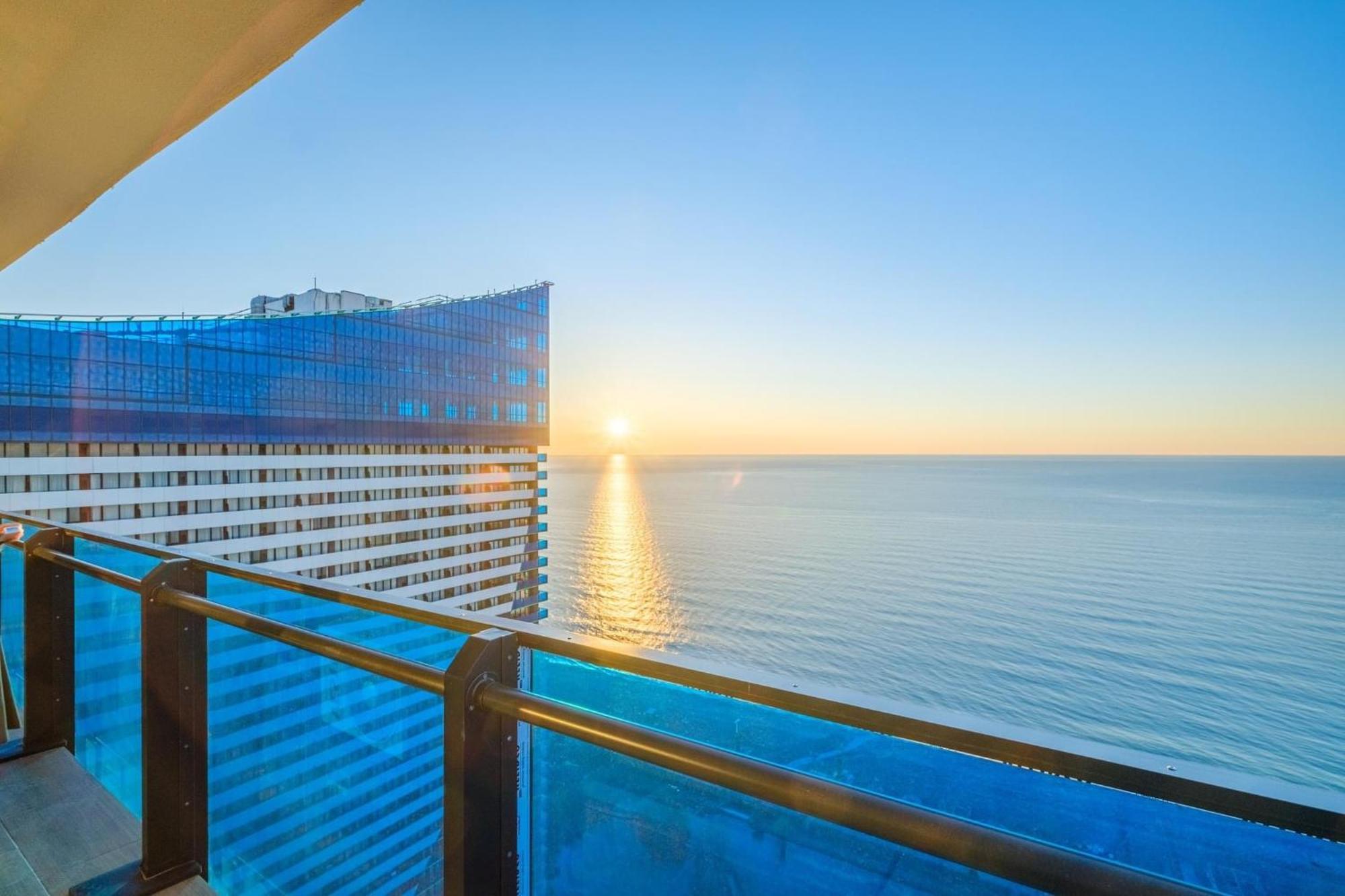 Panorama Sea View Central City Batumi & Aparthotel Buitenkant foto